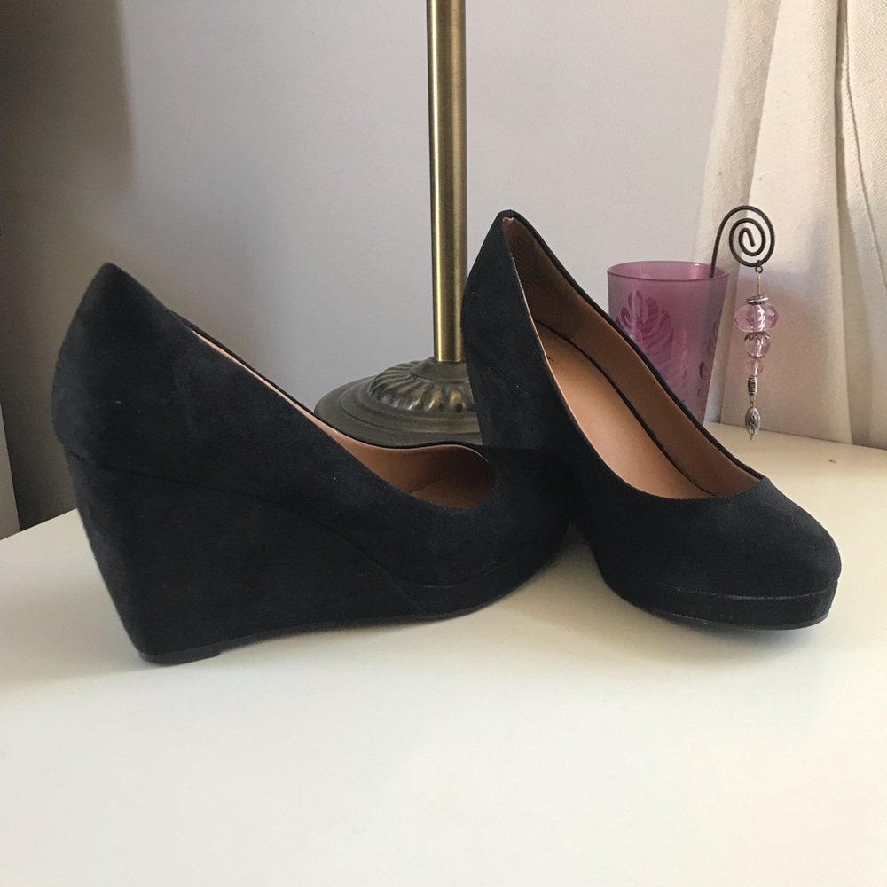 Apt 9 black suede size 7 wedge heel shoes